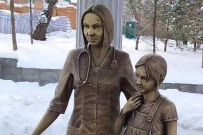 Памятник врачу с ребёнком в Хабаровске вызвал негативные эмоции у горожан, фото