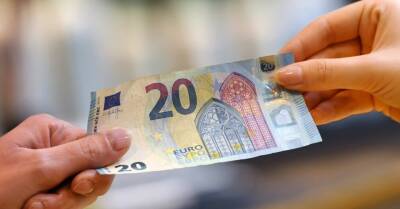 Пожилым и привитым латвийцам начали платить пособие в 20 евро. Что об этом нужно знать