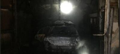 Пожар уничтожил гараж с автомобилем в Петрозаводске (ФОТО)