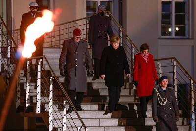 Меркель проводили с поста канцлера под панк-рок и христианский гимн