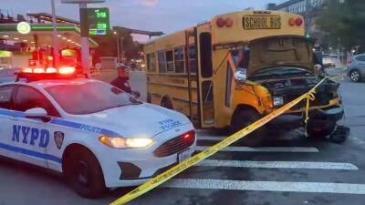 В США преступник угнал школьный автобус и протаранил припаркованные авто