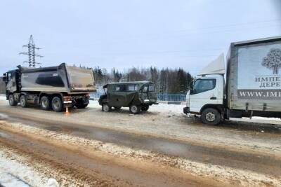 На «Золотом кольце» в Тверской области «буханку» зажало между двух грузовиков