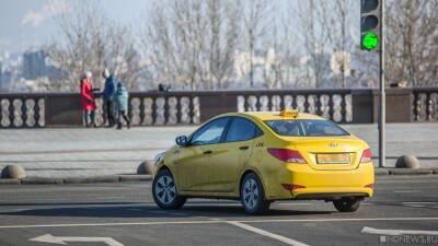В центре Челябинска перевернулось такси с пассажиром