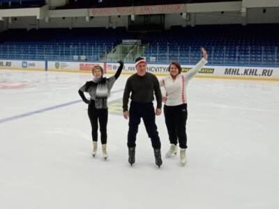 В Чехове участники клуба «Активное долголетие» открыли зимний сезон катанием на коньках