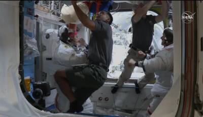 Томас Маршберн - Астронавты вышли в открытый космос, чтобы заменить антенну на МКС - vchaspik.ua - США - Украина - Киев