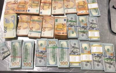 Во Львове у иностранок изъяли валюту и ювелирные изделия на 15 млн гривен