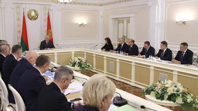 Лукашенко поручил кабмину предпринять меры сглаживания эффекта санкций