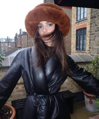 Кожаное пальто-пуховик: Эмили Ратаковски одевается по московской моде и погоде