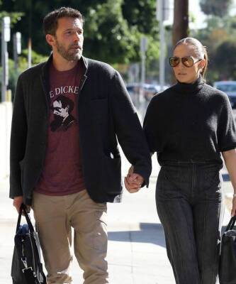 Так выглядит гармония: Дженнифер Лопес в высоких серых джинсах и с Беном Аффлеком гуляет по Лос-Анджелесу