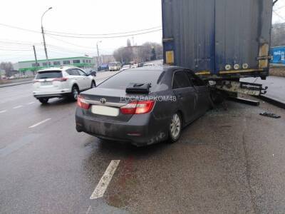 "Тойота" влетела под грузовик в районе Сокола