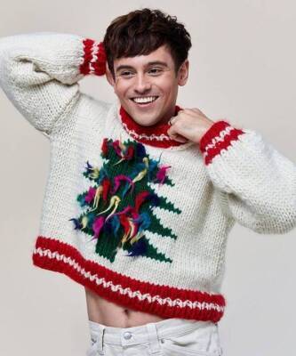 Все связано: олимпийский чемпион по прыжкам в воду Том Дейли запустил свой бренд и выпустил рождественскую коллекцию самых уютных свитеров