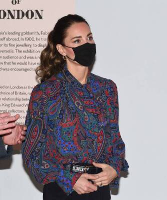Блуза за 180 долларов, которая очаровала всех: Кейт Миддлтон возвращает моду на принт пейсли и показывает, как его носить