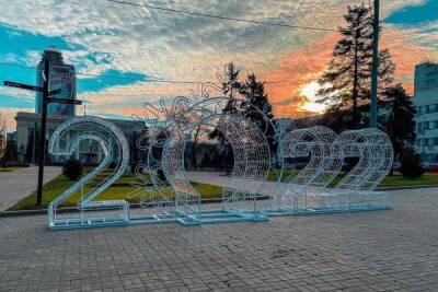 В центре Донецка появились первые новогодние декорации: ФОТО