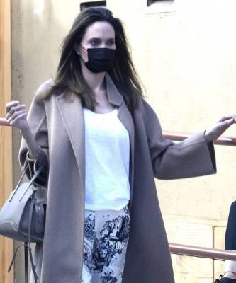 Анджелина Джоли в шелковых брюках с зодиакальным рисунком нарушает модное правило