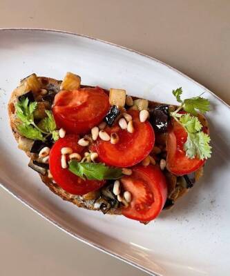 Рецепт идеального завтрака: тост с баклажаном и тахини