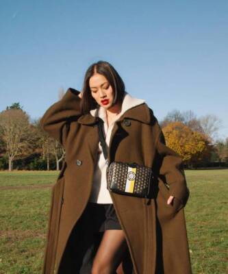Объемное пальто шоколадного цвета — отличное вложение в базовый гардероб: доказывает Тиффани Хсу