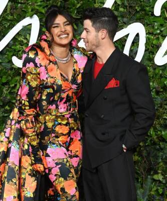 Цветы и бриллианты: Приянка Чопра и Ник Джонас на церемонии Fashion Awards