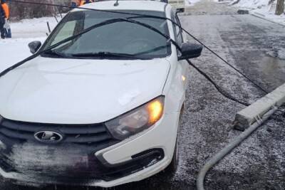 В Иваново упавший бетонный столб едва не раздавил автомобиль