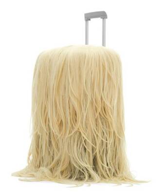 Крупным планом: чемодан Rimowa, неожиданно декорированный париками