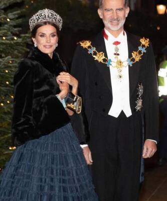 королева Летиция - Рождественская феерия: королева Летиция надела платье H&M и самую роскошную испанскую тиару «Флер-де-Лис» из пятисот бриллиантов - skuke.net - Швеция - Испания