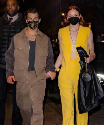 Триумфальное возвращение: Софи Тернер в кружевном белье и мужском жилете появилась на вечеринке в Нью-Йорке