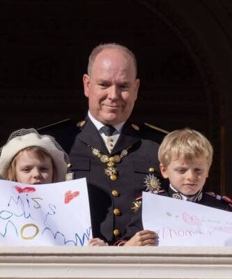 Разрыв сердца: дети княгини Шарлен передали ей свои послания на нарисованных плакатах во время приветствия толпы