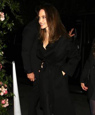 Счастливая и невероятно красивая Анджелина Джоли в прозрачной юбке из кружева и туфлях на платформе