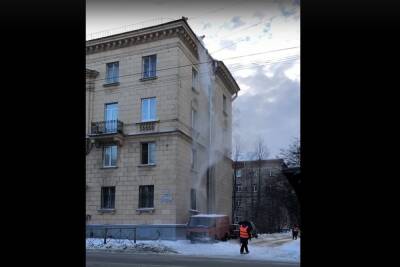 Как снег на голову: петербургские дворники не заметили припаркованную машину при очистке крыши