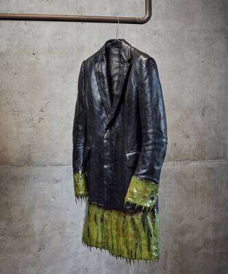 Застывшие куртки и обувь, которую можно выставлять в музее: в Москве открылся бутик Carol Christian Poell
