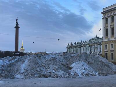 Петербуржцы жалуются, что из центра не вывозят снег и складывают его на Дворцовой площади