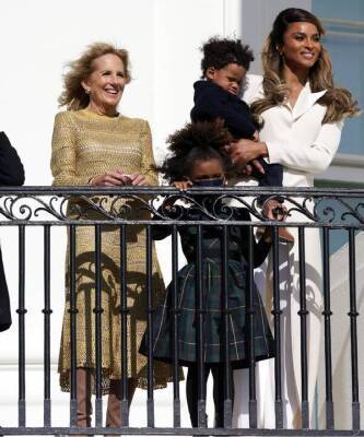 Первая леди в Белом доме: Джилл Байден в золотистом платье St. John продолжает настаивать, что услуги стилиста ей не нужны