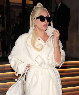 Золотой век Голливуда: Леди Гага в белоснежном пальто Celine, с сумкой Hermes из кожи аллигатора и в туфлях Jimmy Choo