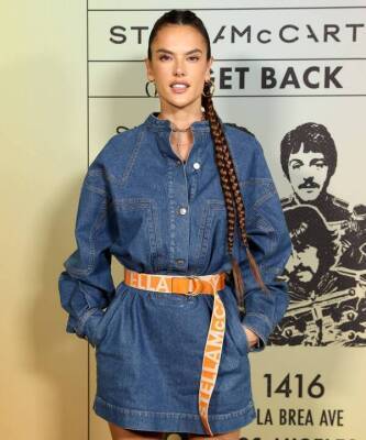Алессандра Амбросио в джинсовом платье Stella McCartney