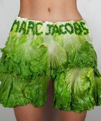 Инстаграм недели: как выглядят самые экологичные шорты Marc Jacobs из капусты, бралетт из тыквы и безрукавка из печенья
