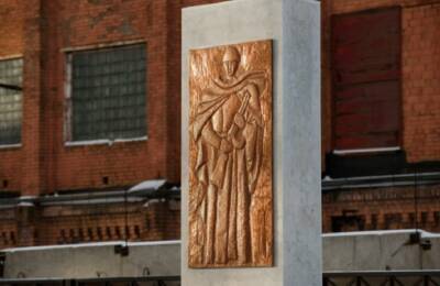 Памятник Героям завода «Трубосталь» вернулся в Невский район после реставрации