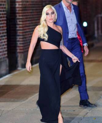 Под покровом ночи Леди Гага носит черное платье с сумасшедшим разрезом до бедра