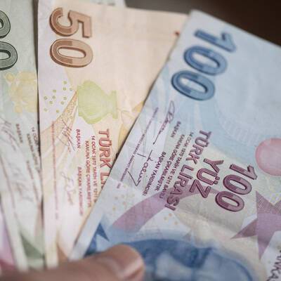 Курс турецкой лиры к доллару падает, приближаясь к историческому минимуму