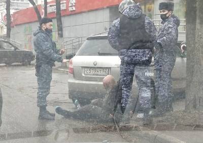 На улице Дзержинского омоновцы задержали мужчину