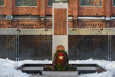 В Невском районе Петербурга установили отреставрированный памятник Героям завода «Трубосталь»