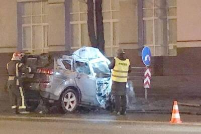 Серьезное ДТП в Киеве: водителя выбросило из авто до взрыва