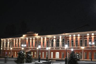 В Старой Руссе засветилась «по-столичному» гимназия на Соборной площади