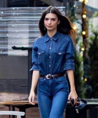 Эмили Ратаковски показывает, с чем носить самые модные джинсы 2022