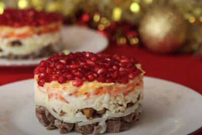 Круче "шубы" и оливье: рецепт бесподобного салата "Красная шапочка" – идеален к новогоднему столу