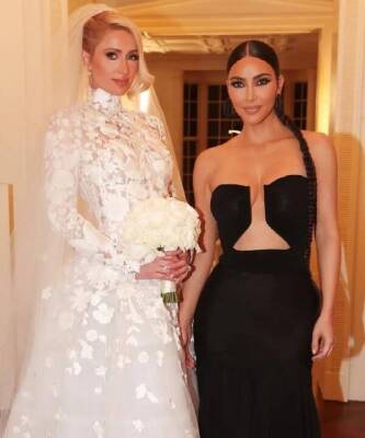 Платье Ким Кардашьян с глубоким декольте сильно отвлекает от невесты — Пэрис Хилтон в день свадьбы