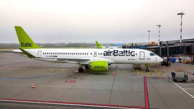 Самолет AirBaltic съехал с маневровой дорожки в аэропорту Риги