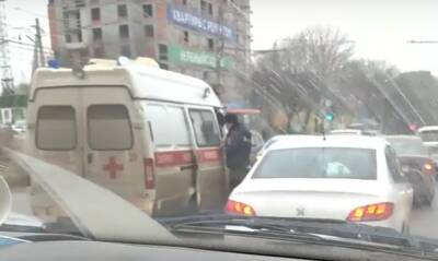 На месте массового ДТП в Кальном работает машина скорой помощи
