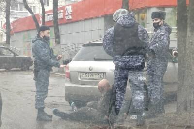 На улице Дзержинского в Рязани сотрудники ГБР задержали мужчину