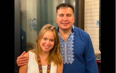 Саакашвили высмеяли за то, что он заложил в суде жену Сандру Рулофс