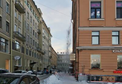Над петербуржцами нависла угроза схода ледяных глыб с неочищенных крыш домов