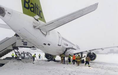 Самолет AirBaltic съехал с маневровой дорожки